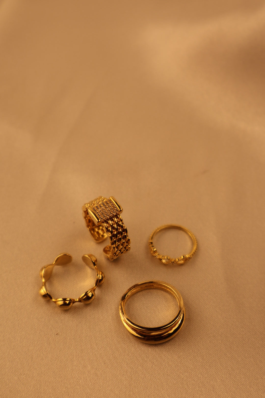 Golden Glam Ring Set (4 Pieces)
