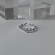 Silver leave shaped 1 stone ring
