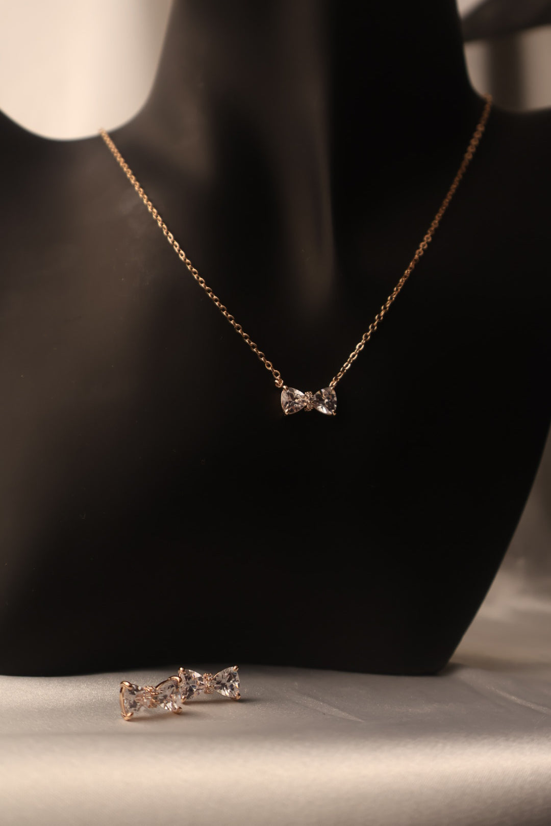 White ribbon earring & necklace set