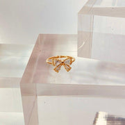 gold ring White stones ribbon shaped